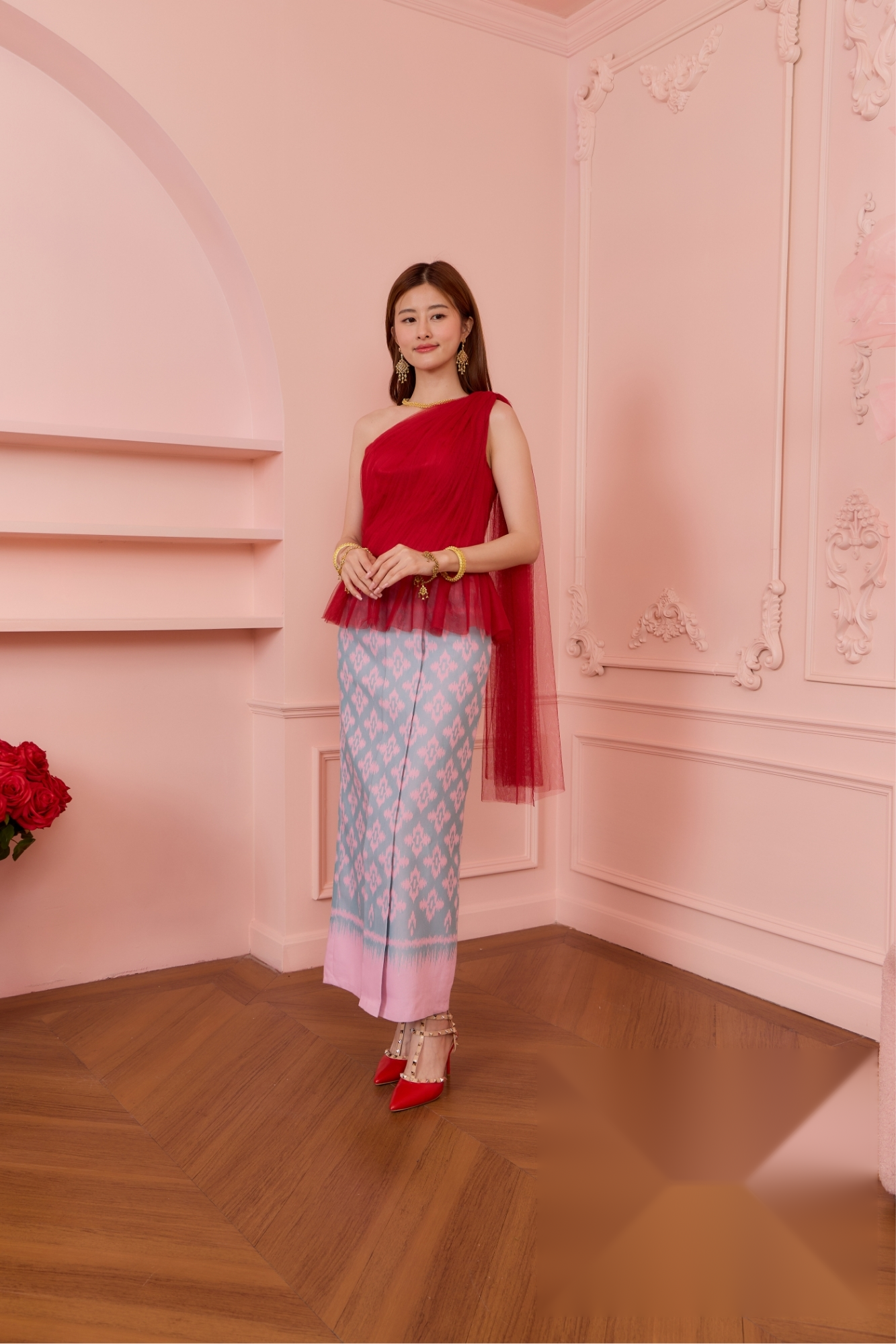 ชุดไทยจักรีแบบประยุกต์ (สไบผ้าโปร่ง)